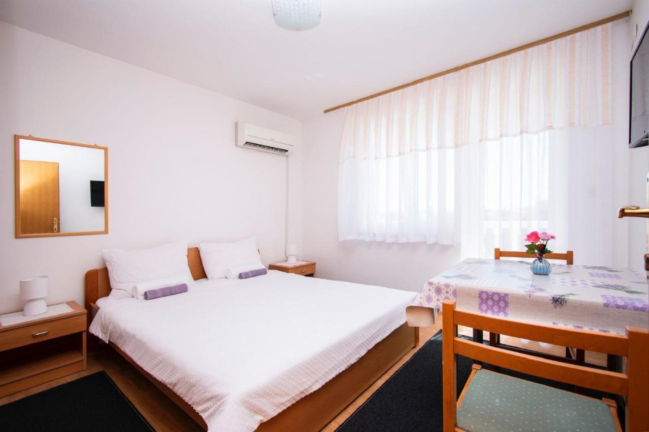 Family Holiday Apartments Lucia Vodice Exteriör bild