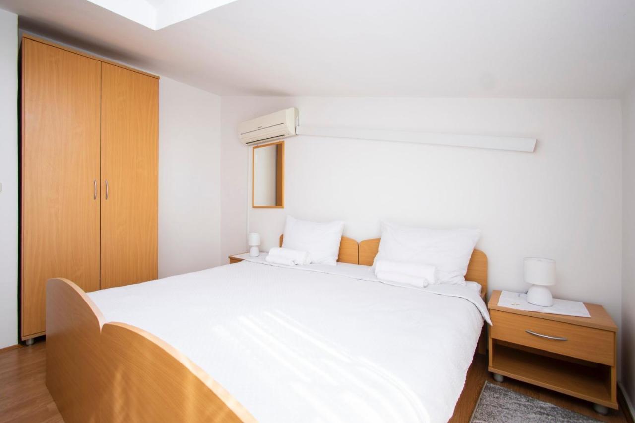 Family Holiday Apartments Lucia Vodice Exteriör bild