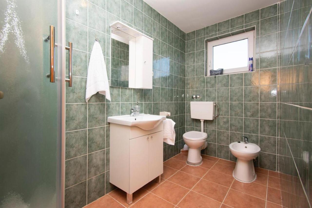 Family Holiday Apartments Lucia Vodice Exteriör bild
