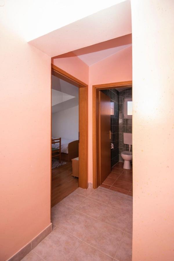 Family Holiday Apartments Lucia Vodice Exteriör bild