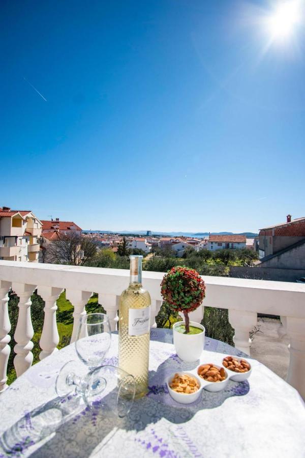 Family Holiday Apartments Lucia Vodice Exteriör bild