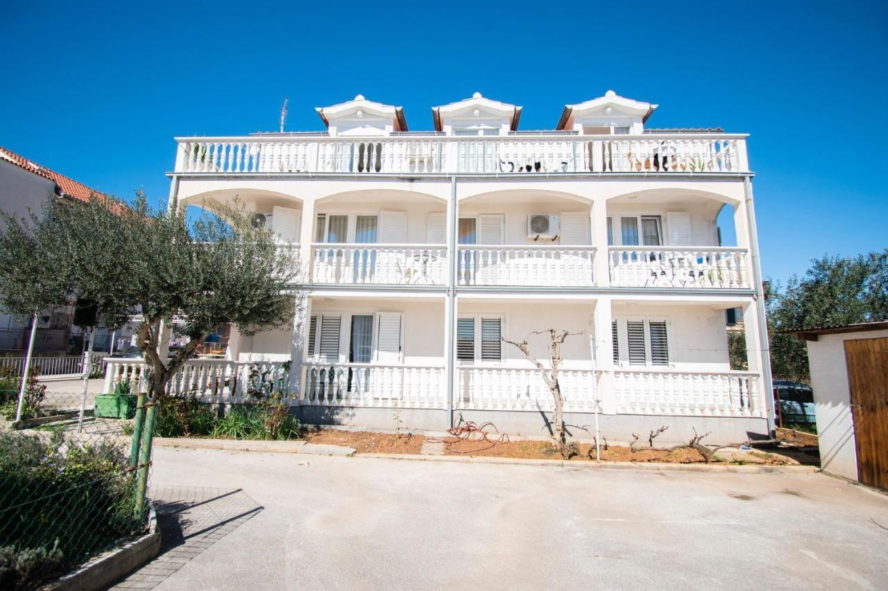 Family Holiday Apartments Lucia Vodice Exteriör bild