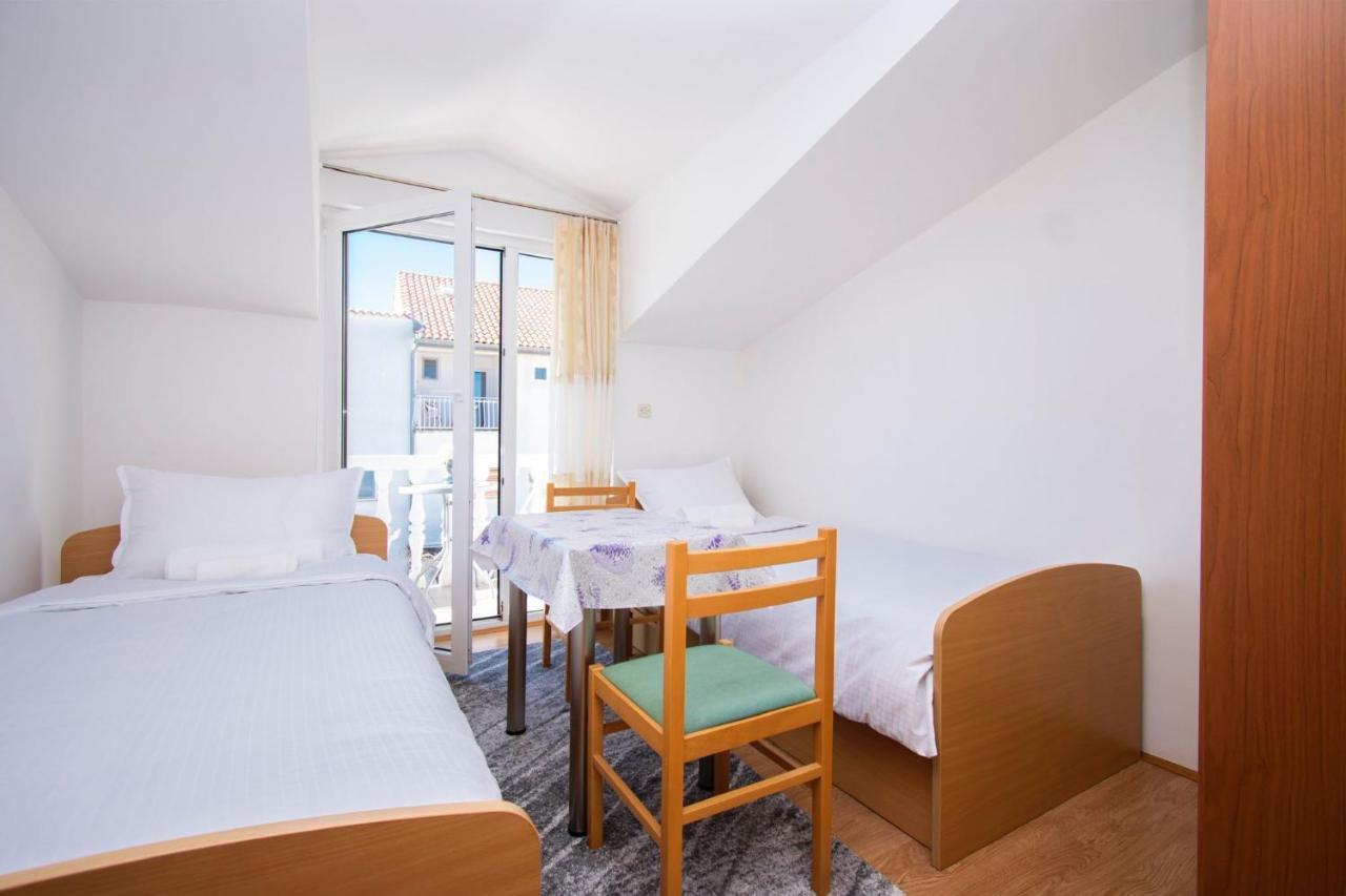 Family Holiday Apartments Lucia Vodice Exteriör bild