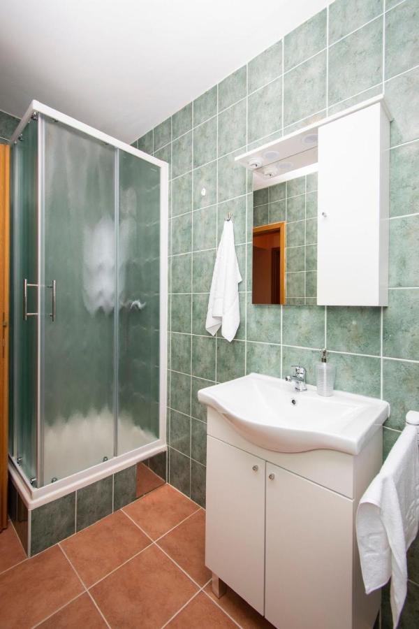 Family Holiday Apartments Lucia Vodice Exteriör bild