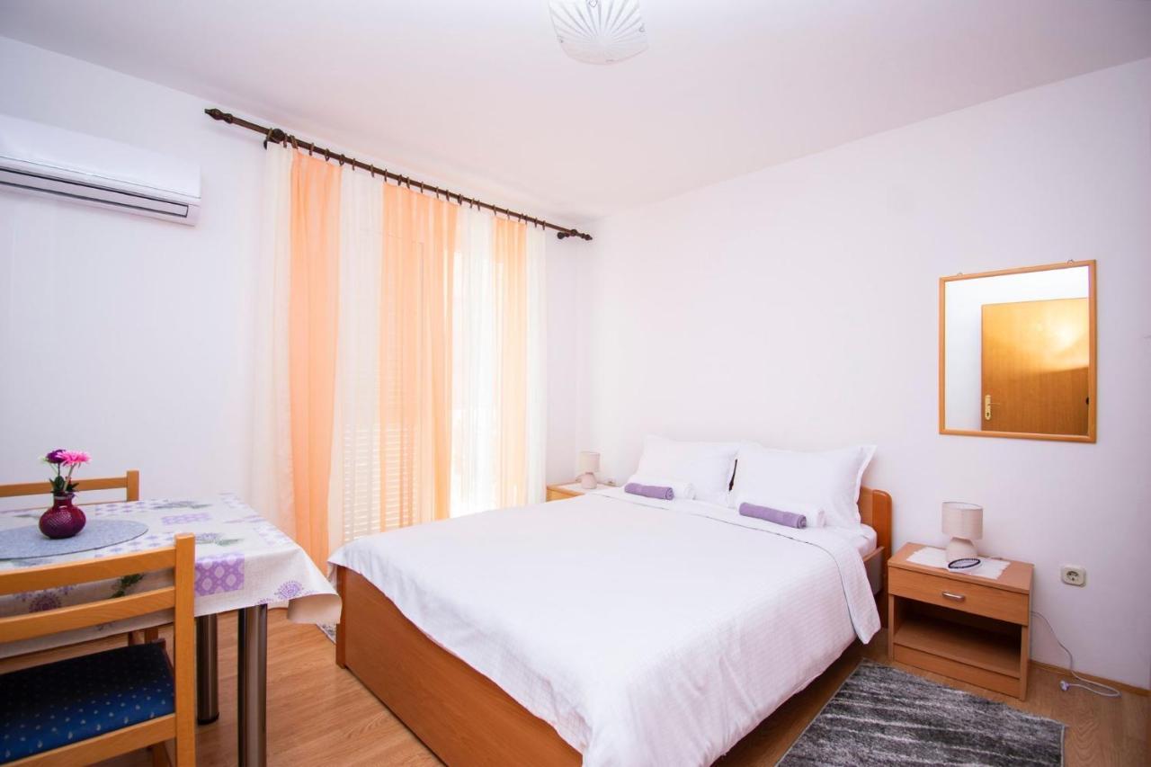 Family Holiday Apartments Lucia Vodice Exteriör bild