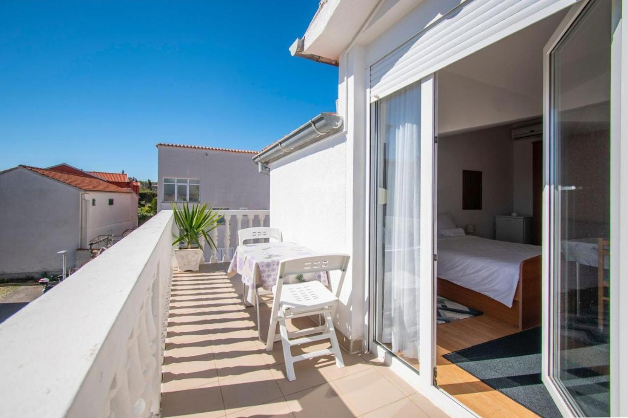 Family Holiday Apartments Lucia Vodice Exteriör bild