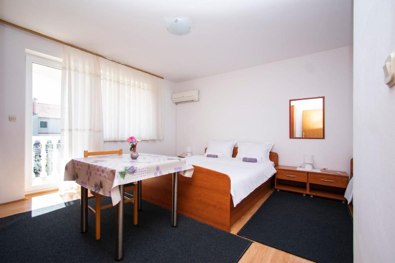 Family Holiday Apartments Lucia Vodice Exteriör bild