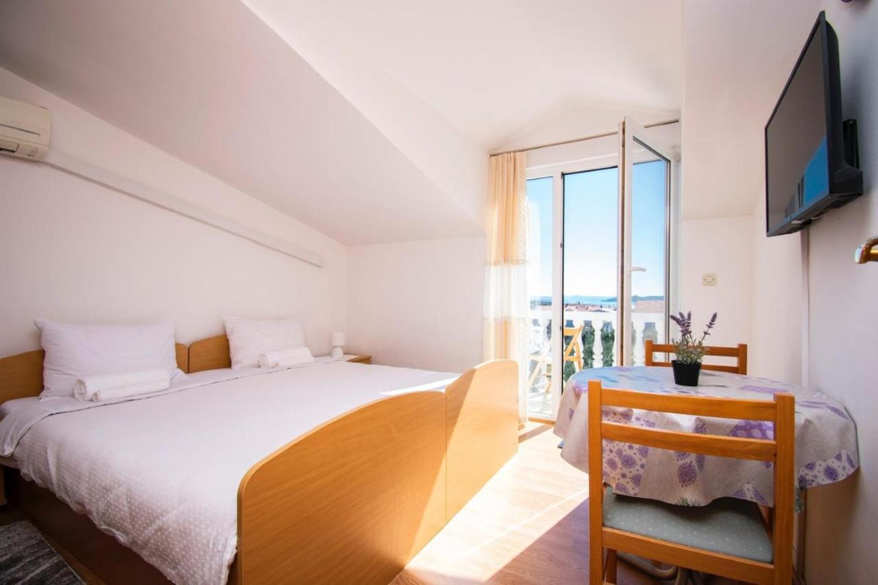 Family Holiday Apartments Lucia Vodice Exteriör bild