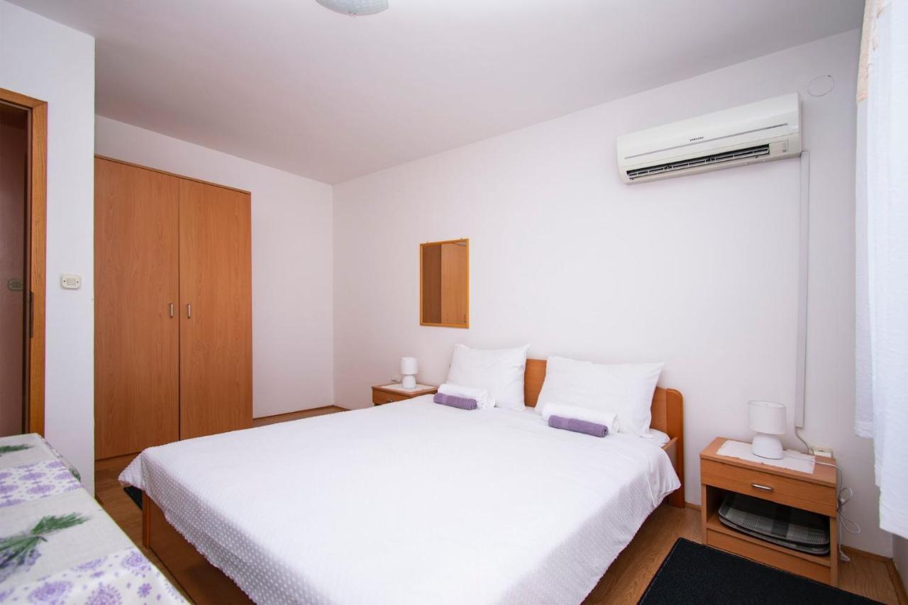 Family Holiday Apartments Lucia Vodice Exteriör bild