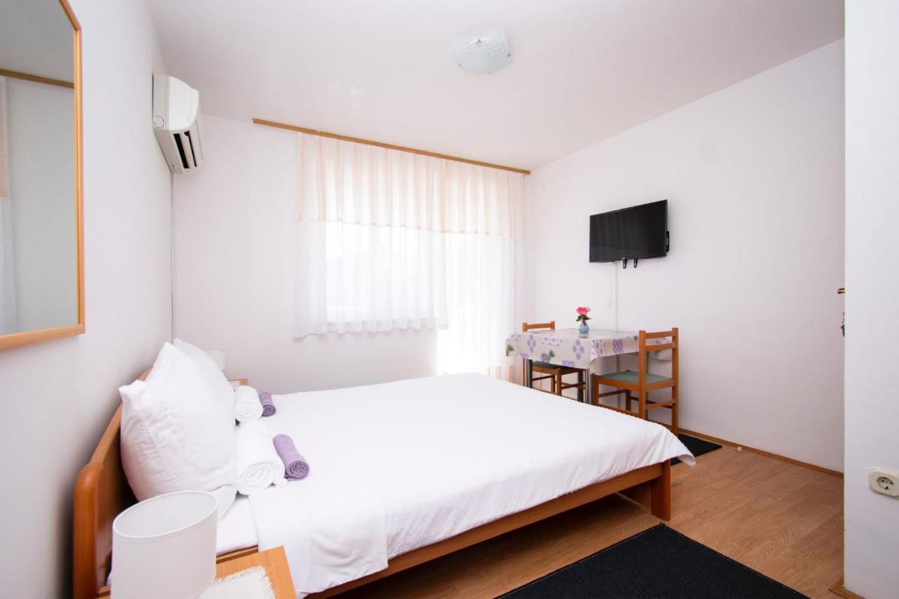 Family Holiday Apartments Lucia Vodice Exteriör bild