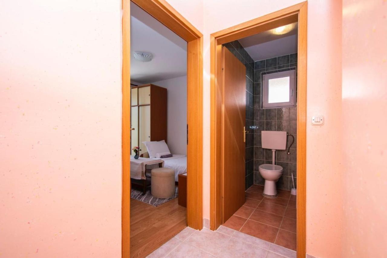 Family Holiday Apartments Lucia Vodice Exteriör bild