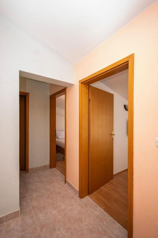 Family Holiday Apartments Lucia Vodice Exteriör bild