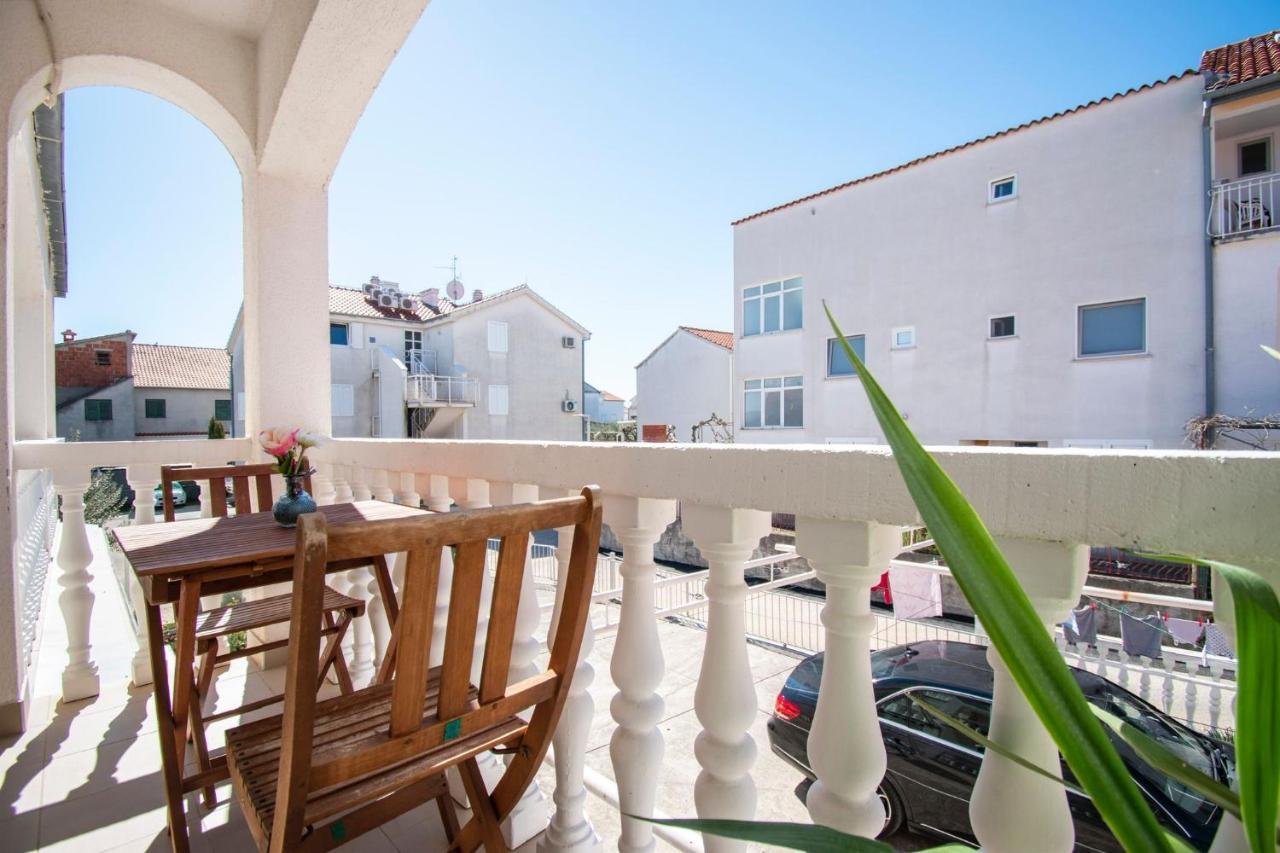 Family Holiday Apartments Lucia Vodice Exteriör bild
