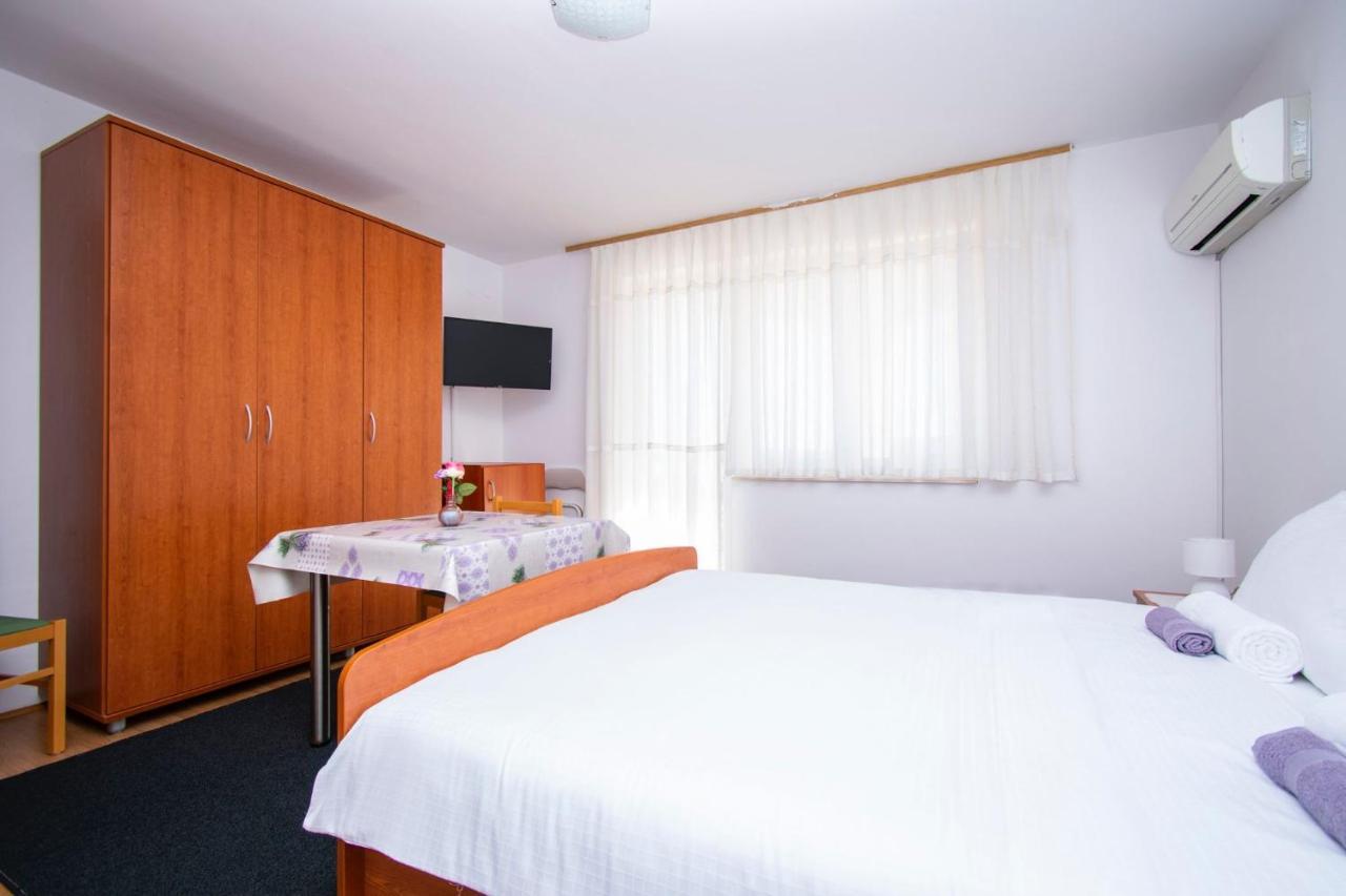 Family Holiday Apartments Lucia Vodice Exteriör bild