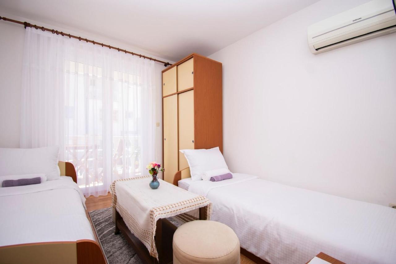 Family Holiday Apartments Lucia Vodice Exteriör bild