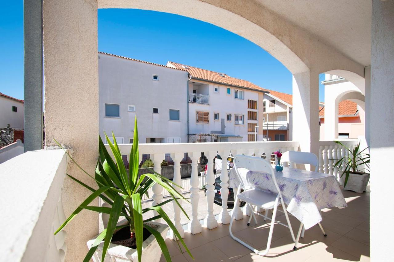 Family Holiday Apartments Lucia Vodice Exteriör bild