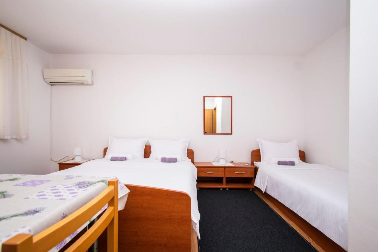 Family Holiday Apartments Lucia Vodice Exteriör bild