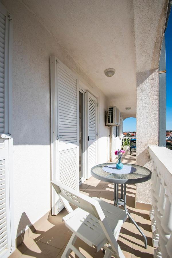Family Holiday Apartments Lucia Vodice Exteriör bild