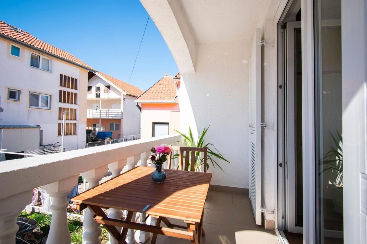Family Holiday Apartments Lucia Vodice Exteriör bild
