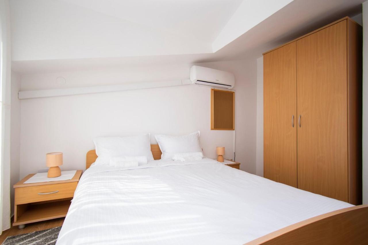 Family Holiday Apartments Lucia Vodice Exteriör bild