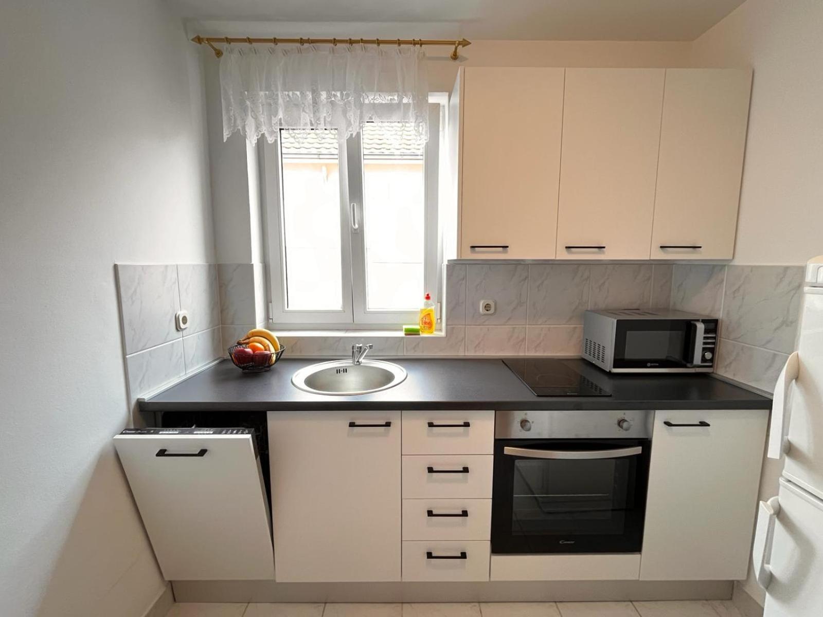 Family Holiday Apartments Lucia Vodice Exteriör bild