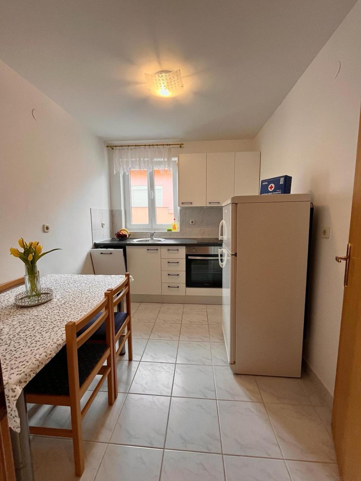 Family Holiday Apartments Lucia Vodice Exteriör bild