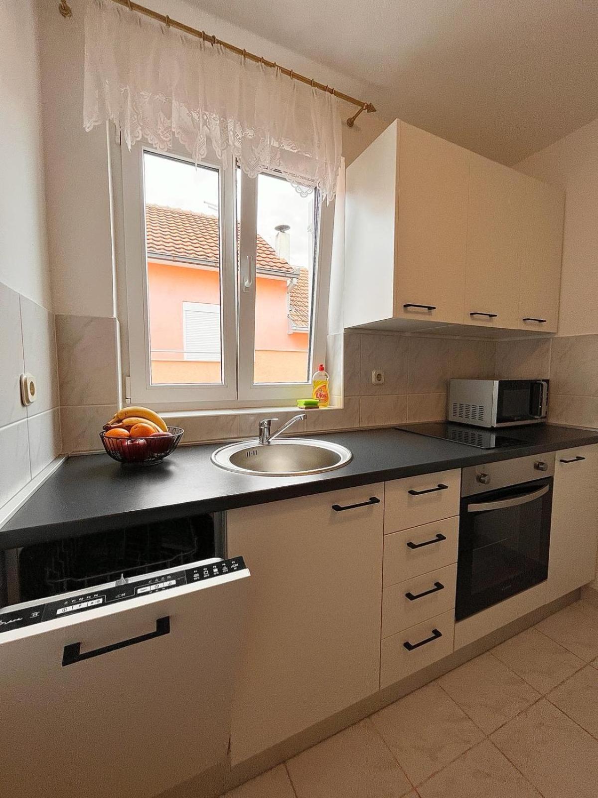 Family Holiday Apartments Lucia Vodice Exteriör bild